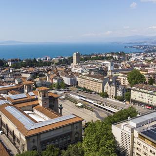 Une vue aérienne du centre-ville de Lausanne, avec le Palais de Rumine et la place de la Riponne. [KEYSTONE - Leandre Duggan]
