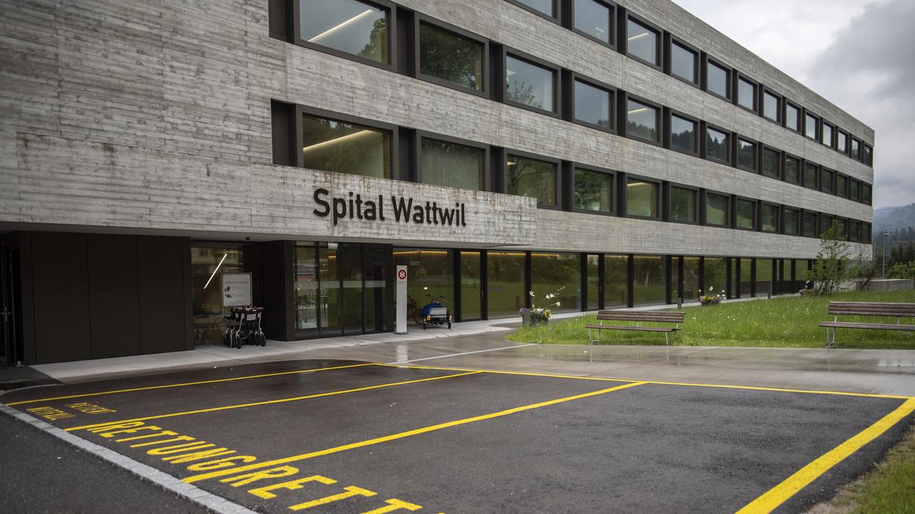 Rénové récemment, l'hôpital de Wattwil devrait être transformé en centre de soins. [Keystone - Gian Ehrenzeller]
