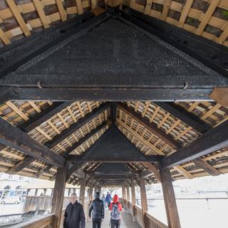 Le Kapellbrücke de Lucerne a été restauré après l'incendie. [Keystone - Urs Flueeler]