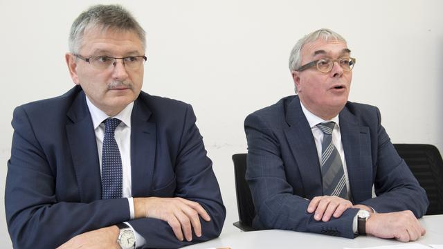 Charles Juillard (gauche), président de la conférence des directeurs des Finances. [Keystone - Anthony Anex]