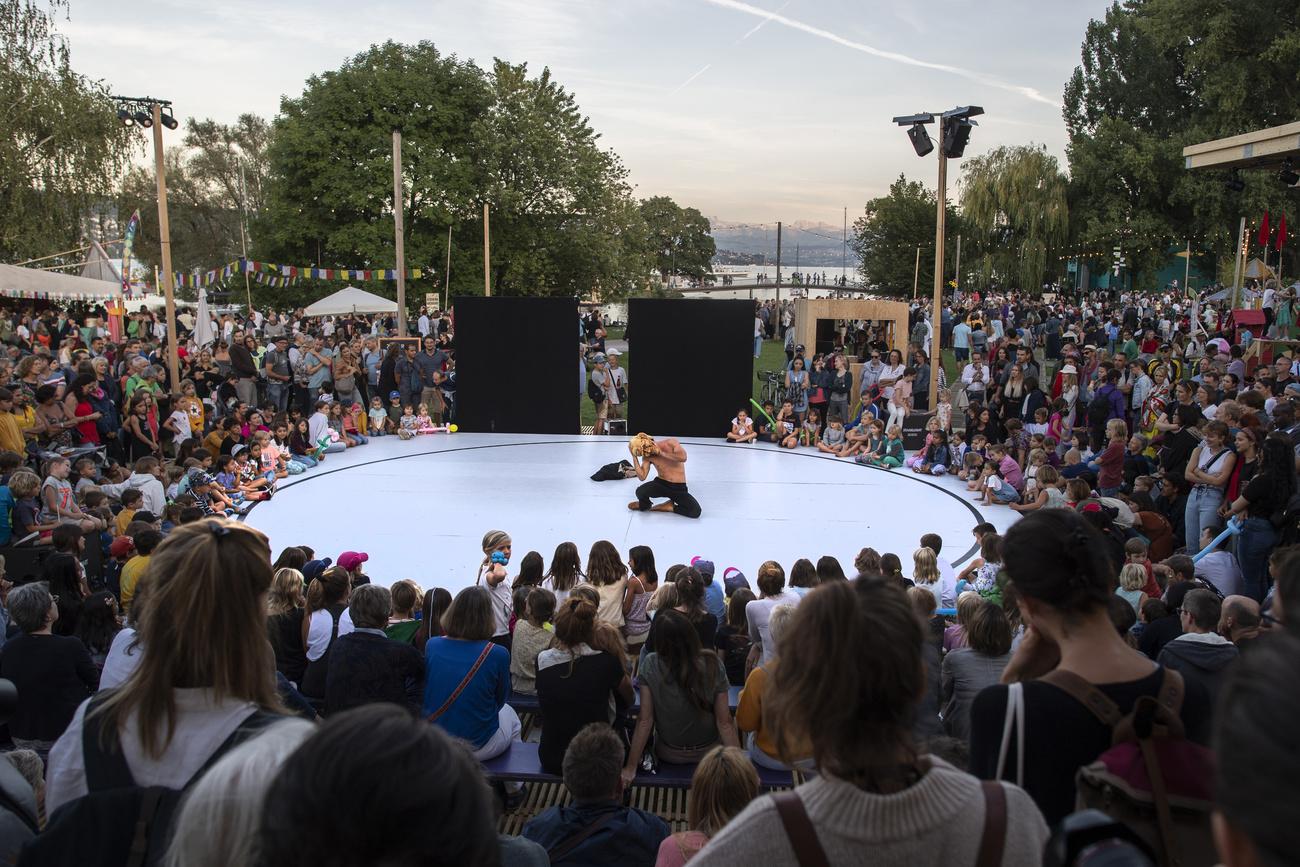 Des spectateurs assistent à une représentation lors du Theaterspektakels à Zurich. C'était le 15 août 2019, avant la pandémie. [Keystone - Ennio Leanza]