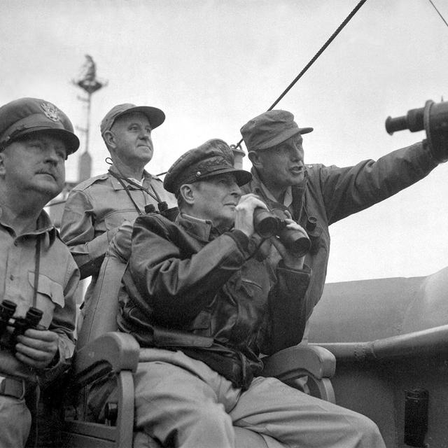 Le général Douglas MacArthur (au centre), observe le bombardement d'Incheon, ville portuaire sud-coréenne située à 50 km à l'ouest de la capitale Séoul, le 15 septembre 1950. [US National Archives and Records Administration]