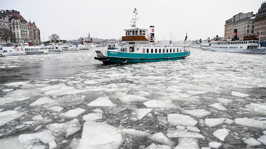 Les bateaux-bus circulent même en hiver, quand une épaisse couche de glace recouvre le lac Mälaren. [AFP - Jonathan Nackstrand]