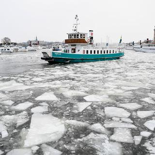 Les bateaux-bus circulent même en hiver, quand une épaisse couche de glace recouvre le lac Mälaren. [AFP - Jonathan Nackstrand]