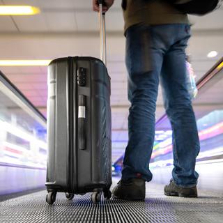 Une entreprise américaine rachète les valises abandonnées aux compagnies aériennes. [Keystone - Sina Schuldt/dpa]