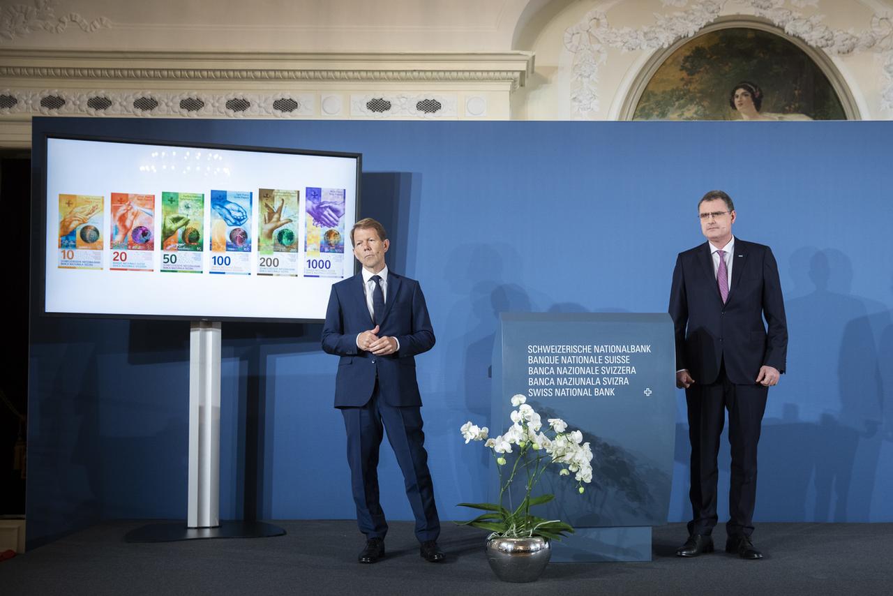 Le vice-président de la BNS Fritz Zurbruegg et le président Thomas Jordan présentent toutes les nouvelles coupures. [Keystone - Peter Klaunzer]