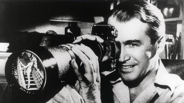 James Stewart dans le rôle du voyeur dans "Fenêtre sur cour". [AFP - Archives du 7eme Art / Photo12]