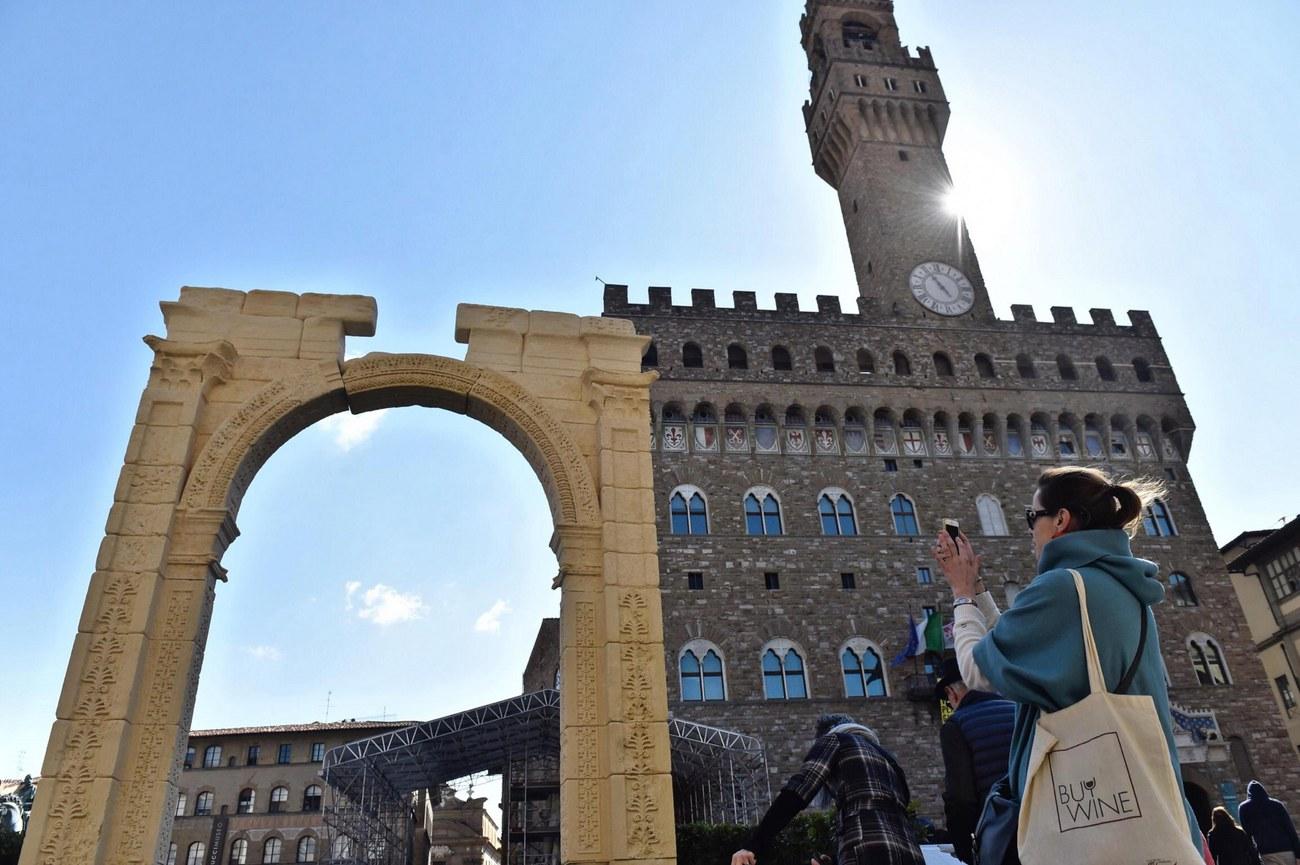 Une copie de l'arche du site syrien de Palmyre a été installée à Florence dans le cadre du premier G7 de la culture organisé en Toscane (mars 2017). [EPA - Maurizio Degl'Innocenti]