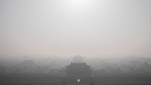 La Cité interdite à Pekin enveloppée dans un nuage de brume. [EPA/Keystone - Roman Pilipey]