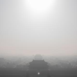 La Cité interdite à Pekin enveloppée dans un nuage de brume. [EPA/Keystone - Roman Pilipey]
