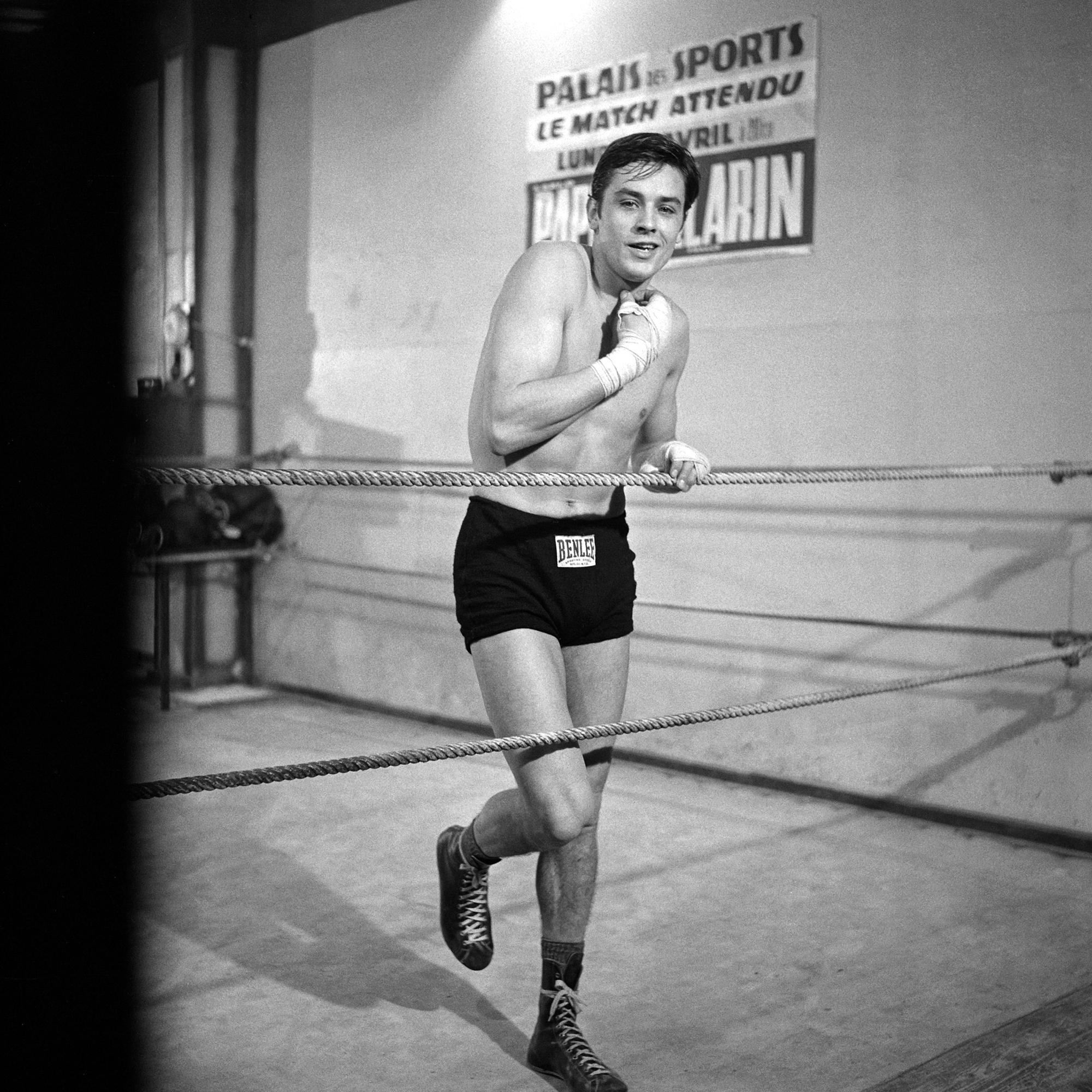 Alain Delon en tenue de boxeur sur un ring, interviewé dans l'émission "Cinépanorama" pour son rôle dans le film de Visconti "Rocco et ses frères". [AFP - Gérard Landau / Ina]