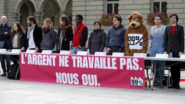 Le comité pour l'initiative 99%, qui réunit des Jeunes socialistes, les Verts et les socialistes, a récolté 134'000 signatures. [Keystone - Peter Klaunzer]