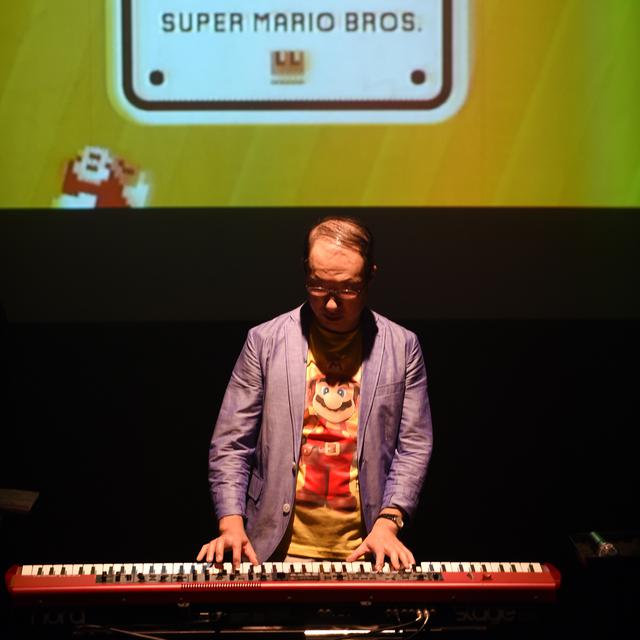 Le compositeur japonais Koji Kondo joue la musique de Mario, qu'il a composé, à l'occasion du 30e anniversaire du célèbre jeu de Nintendo.
TOSHIFUMI KITAMURA
AFP [AFP - TOSHIFUMI KITAMURA]