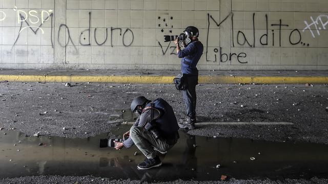 Des photographes-journalistes prenant des photos lors des manifestations au Venezuela. [Juan Barreto]