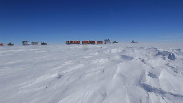 Convoi du raid ASUMA, en 2016, au milieu du continent Antarctique.
Bruno JOURDAIN/IGE 
CNRS Photothèque [CNRS Photothèque - Bruno JOURDAIN/IGE]