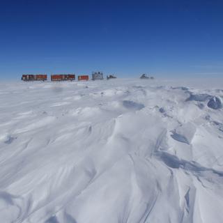 Convoi du raid ASUMA, en 2016, au milieu du continent Antarctique.
Bruno JOURDAIN/IGE 
CNRS Photothèque [CNRS Photothèque - Bruno JOURDAIN/IGE]
