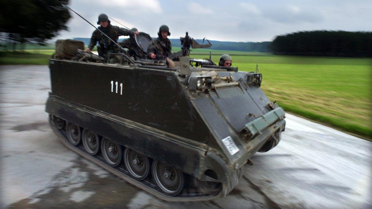 Il était prévu que 4 chars de type M113 participent à la présentation. [Keystone - Laurent Gillieron]