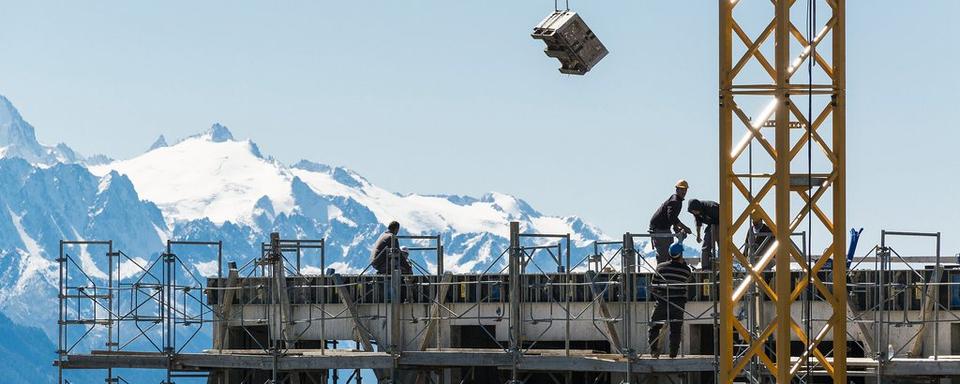 Le refus à l'initiative "stop mitage" représente-t-il un blanc-sein au bétonnage? [Keystone - Olivier Maire]