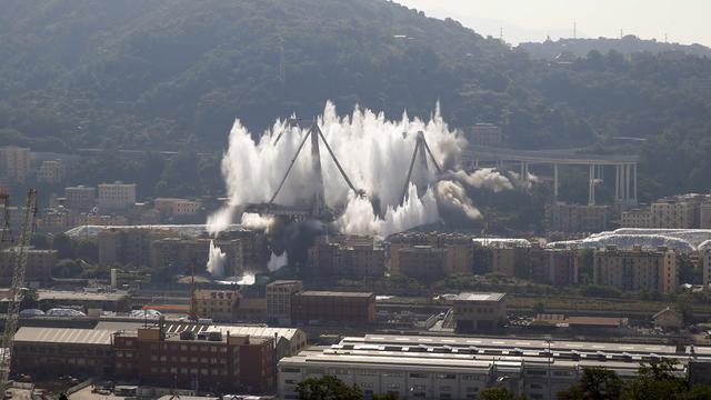 Le moment du dynamitage des vestiges du pont Morandi à Gênes le 28 juin 2019. [Keystone - AP Photo/Antonio Calanni]