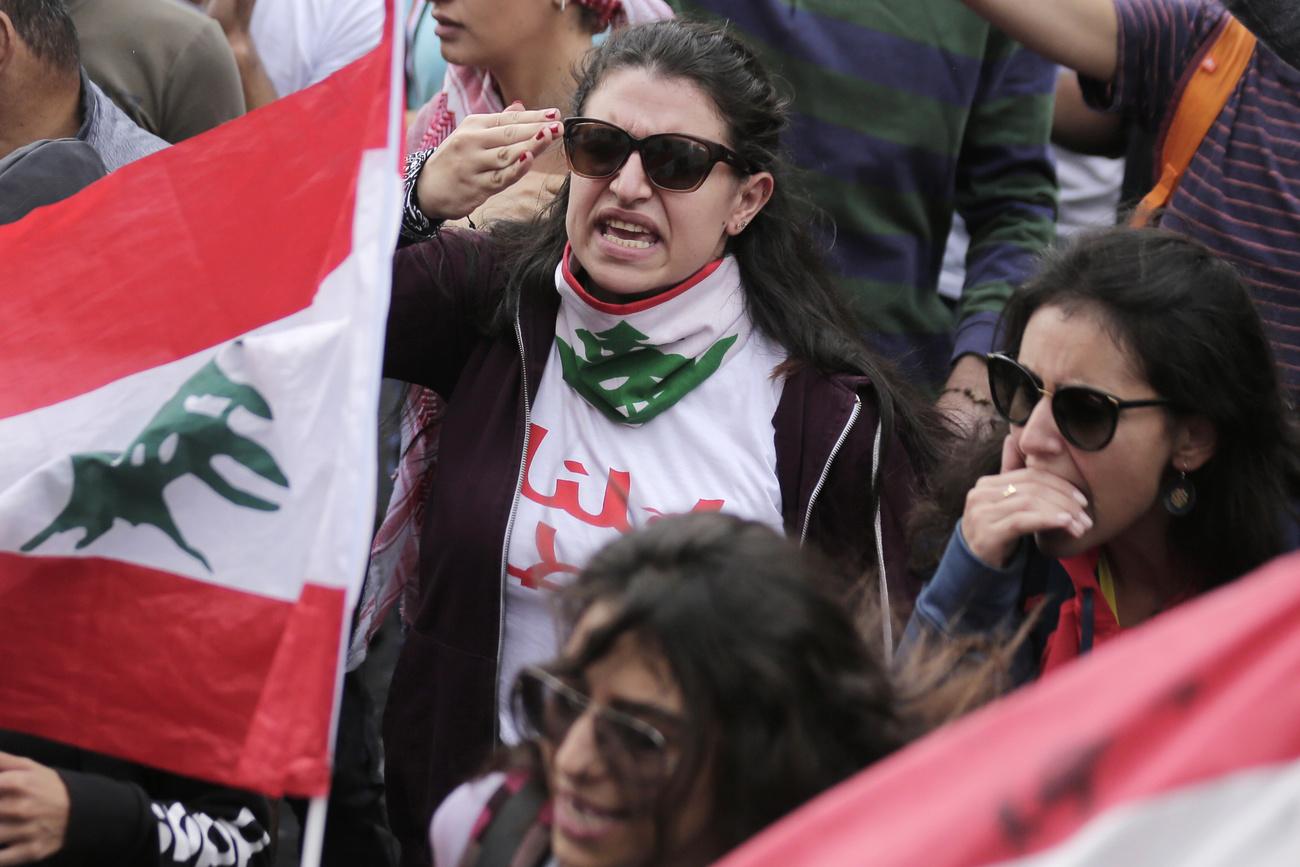 Des manifestantes anti-gouvernement crient pendant le discours télévisé du président Michel Aoun. Jal el-Dib, Liban, le 24 octobre 2019. [Keystone/ap photo - Hassan Ammar]