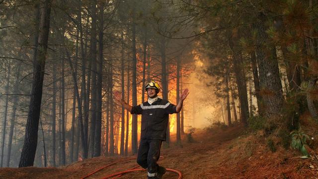 Ici, un incendie dans le sud de la Corse, le 25 juillet 2009 (image d'illustration). [KEYSTONE - M. LUCCIONI]