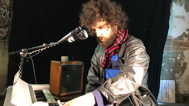 Le chanteur et musicien  chaux-de-fonnier Louis Jucker, novembre 2017. [RTS - Arnaud Robert]