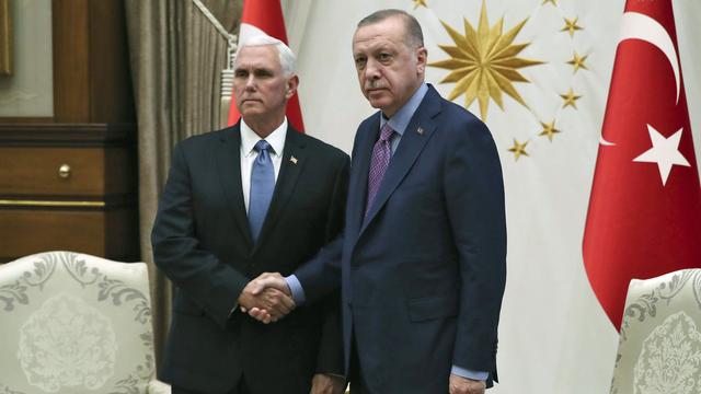 Poignée de mains crispée entre Mike Pence (gauche) et Recep Tayyip Erdogan à Ankara, 17.10.2019. [Presidential Press Servic/AP/Keystone]