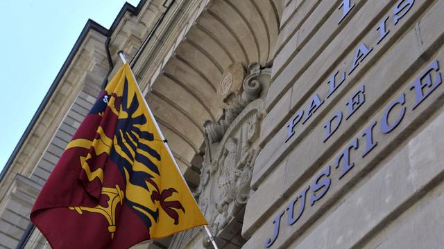 Vue de la porte d'entrée du palais de Justice photographiée en juin2009 à Genève. [Keystone - MARTIAL TREZZINI]