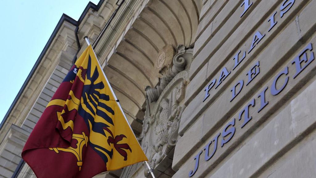 Vue de la porte d'entrée du palais de Justice photographiée en juin2009 à Genève. [Keystone - MARTIAL TREZZINI]