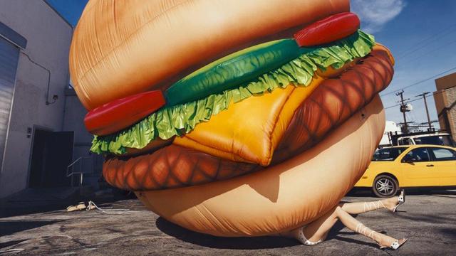 David LaChapelle, "Death By Hamburger". [Galerie des Bains - David LaChapelle]