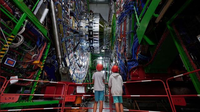 Deux enfants admiratifs devant les installations du CERN à Meyrin. [CERN sur Twitter - Julien Ordan]