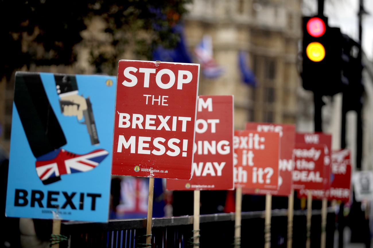 Des centaines de milliers d'opposants au Brexit devraient manifester dans les rues de Londres. [AP Photo/Keystone - Matt Dunham]