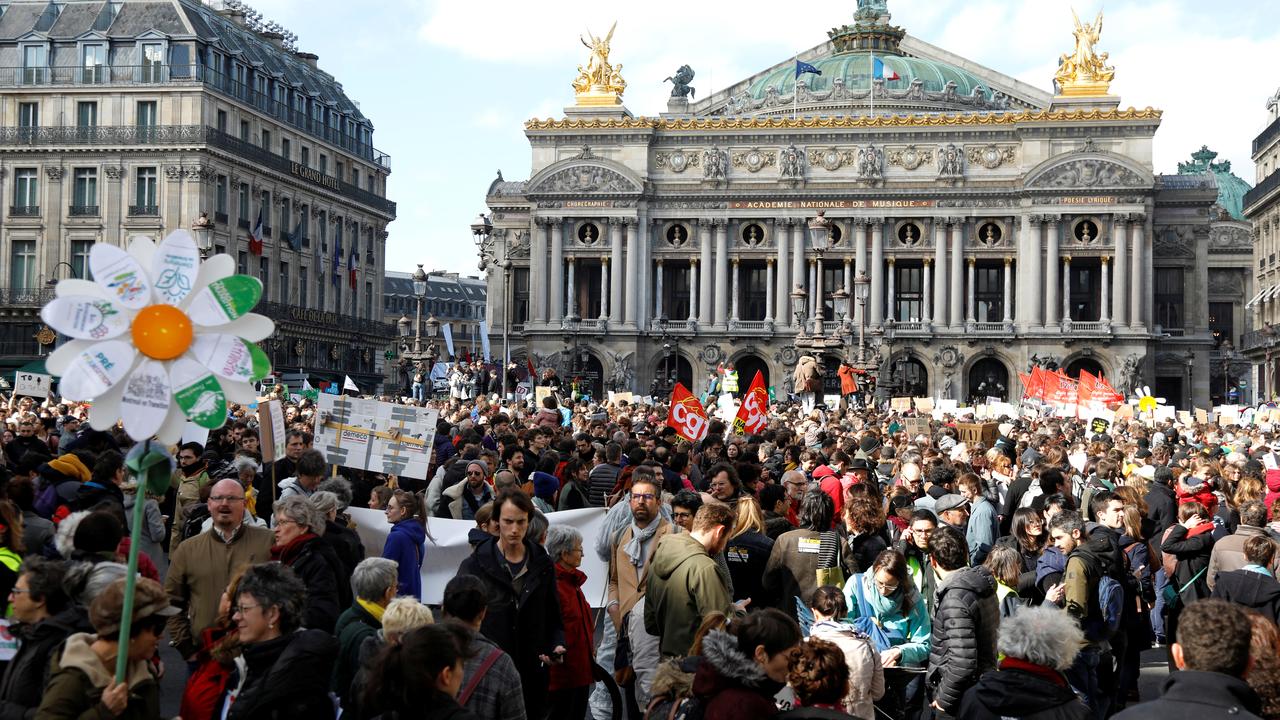 Parallèlement aux manifestations des "gilets jaunes", des Français ont manifesté à Paris et dans d'autres villes du pays pour la lutte contre le changement climatique.