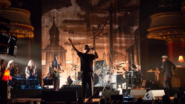 The Good, The Bad and The Queen sur la scène du Victoria Hall à Genève, le 22 juillet 2019. [Antigel Festival - Olivier Miche]