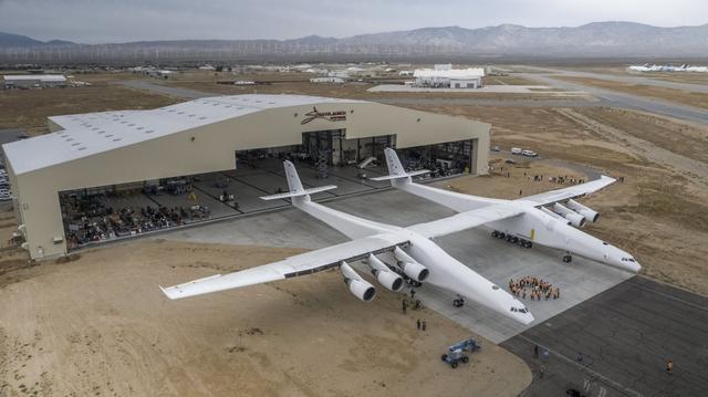 Le Stratolaunch devant son hangar dans le désert du Mojave en Californie. [Stratolaunch/EPA/Keystone - STRATOLAUNCH SYSTEMS CORP. / HAN]