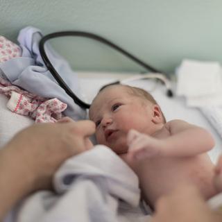 Un nouveau-né à l'hôpital Triemli à Zurich. [Keystone - Gaetan Bally]