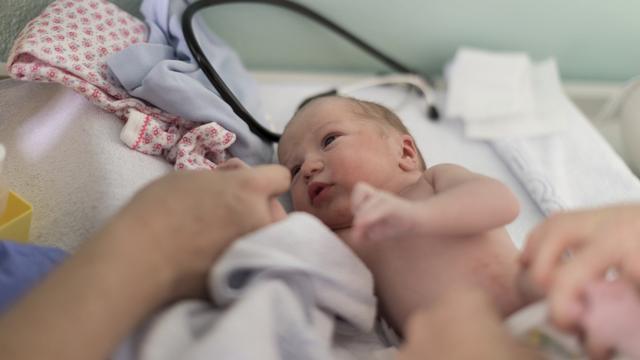 Un nouveau-né à l'hôpital Triemli à Zurich. [Keystone - Gaetan Bally]