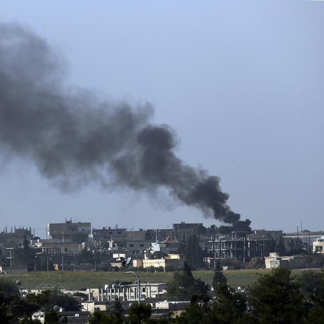 De la fumée s'élève au-dessus de la ville de Tal Abyad. [Keystone - AP/Lefteris Pitarakis]