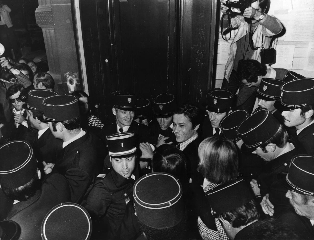 Alain Delon à la sortie du Palais de Justice de Versailles le 29 septembre 1963. [Getty Images]