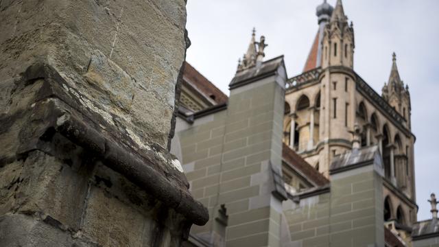 Les pierres utilisées pour construire la cathédrale de Lausanne se dégradent. [Keystone - Jean-Christophe Bott]