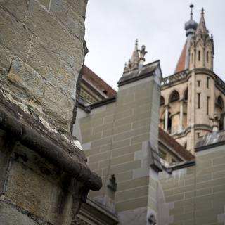 Les pierres utilisées pour construire la cathédrale de Lausanne se dégradent. [Keystone - Jean-Christophe Bott]