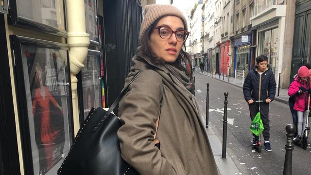 Marina Rollman dans une rue de Paris. [RTS - Karine Vasarino]