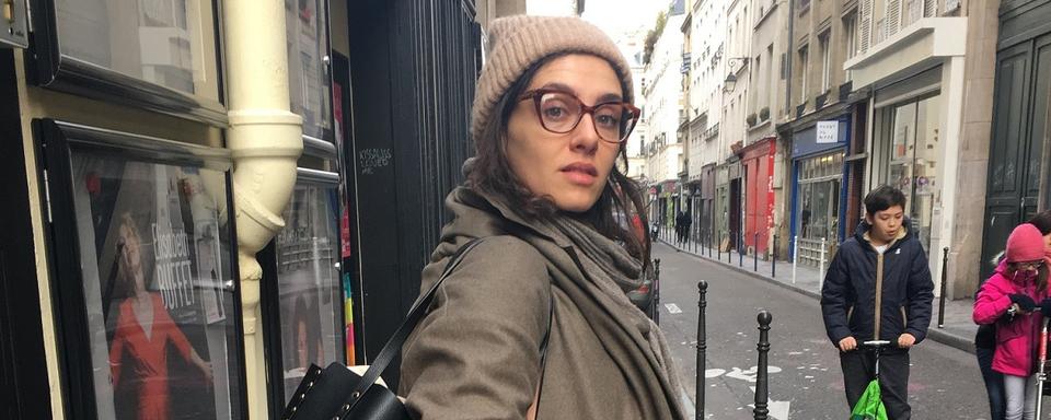 Marina Rollman dans une rue de Paris. [RTS - Karine Vasarino]