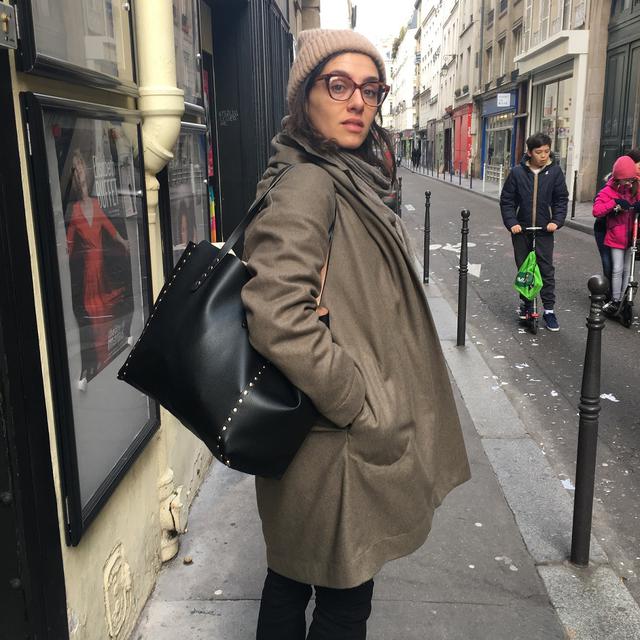 Marina Rollman dans une rue de Paris. [RTS - Karine Vasarino]