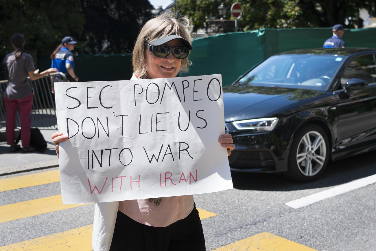 "Secrétaire Pompeo, ne nous mentez pas pour nous engager dans la guerre contre l'Iran", dit l'affiche de cette manifestante à Montreux. [Keystone - Jean-Christophe Bott]