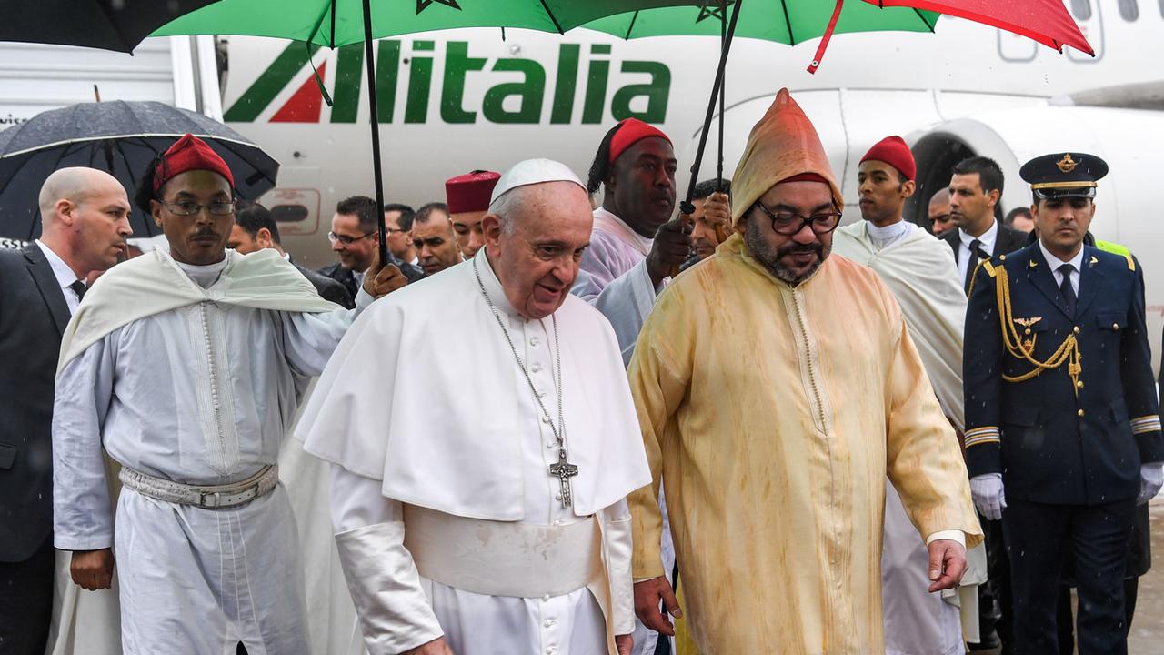 Le pape a été accueilli à son arrivée à Rabat par le roi Mohammed VI. [Pool/AFP - Fadel Senna]