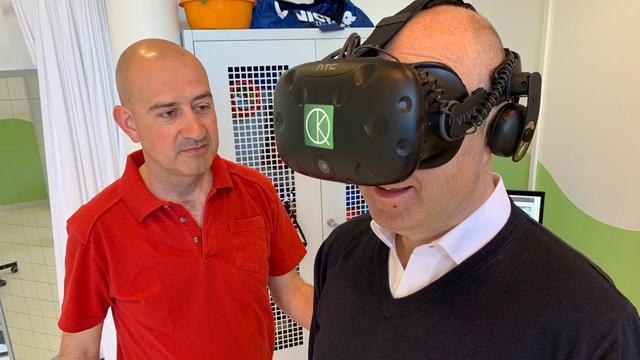 Maurice Doucas testant un casque de réalité virtuelle. [RTS]