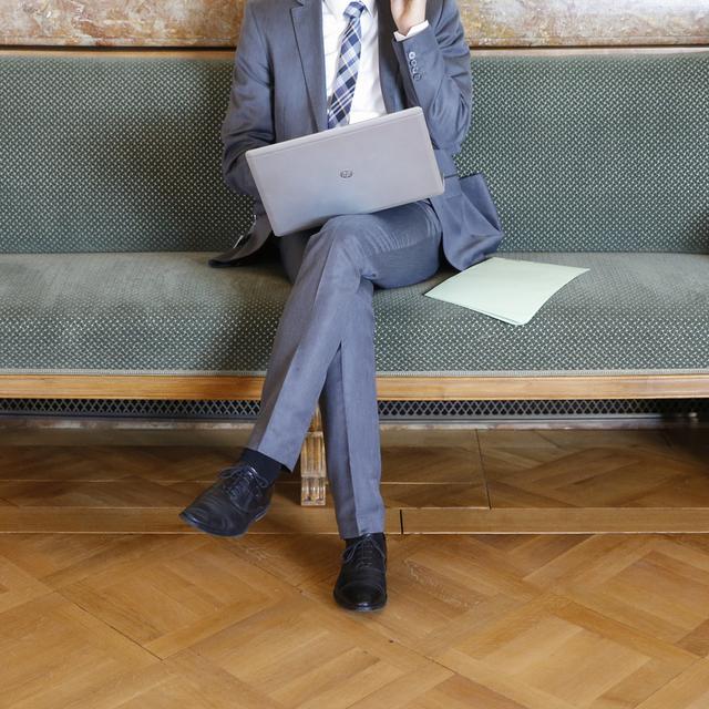 Un lobbyiste photographié dans la salle des pas perdus du Palais fédéral le 8 septembre 2015. [Keystone - Peter Klaunzer]