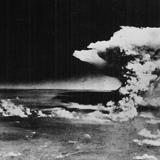 Photo aérienne prise par l'armée US, le 6 août 1945, une heure après l'explosion d'une la bombe atomique au-dessus de Hiroshima. [AP Us Army Via Hiroshima Peace Memorial Museum / Keystone]