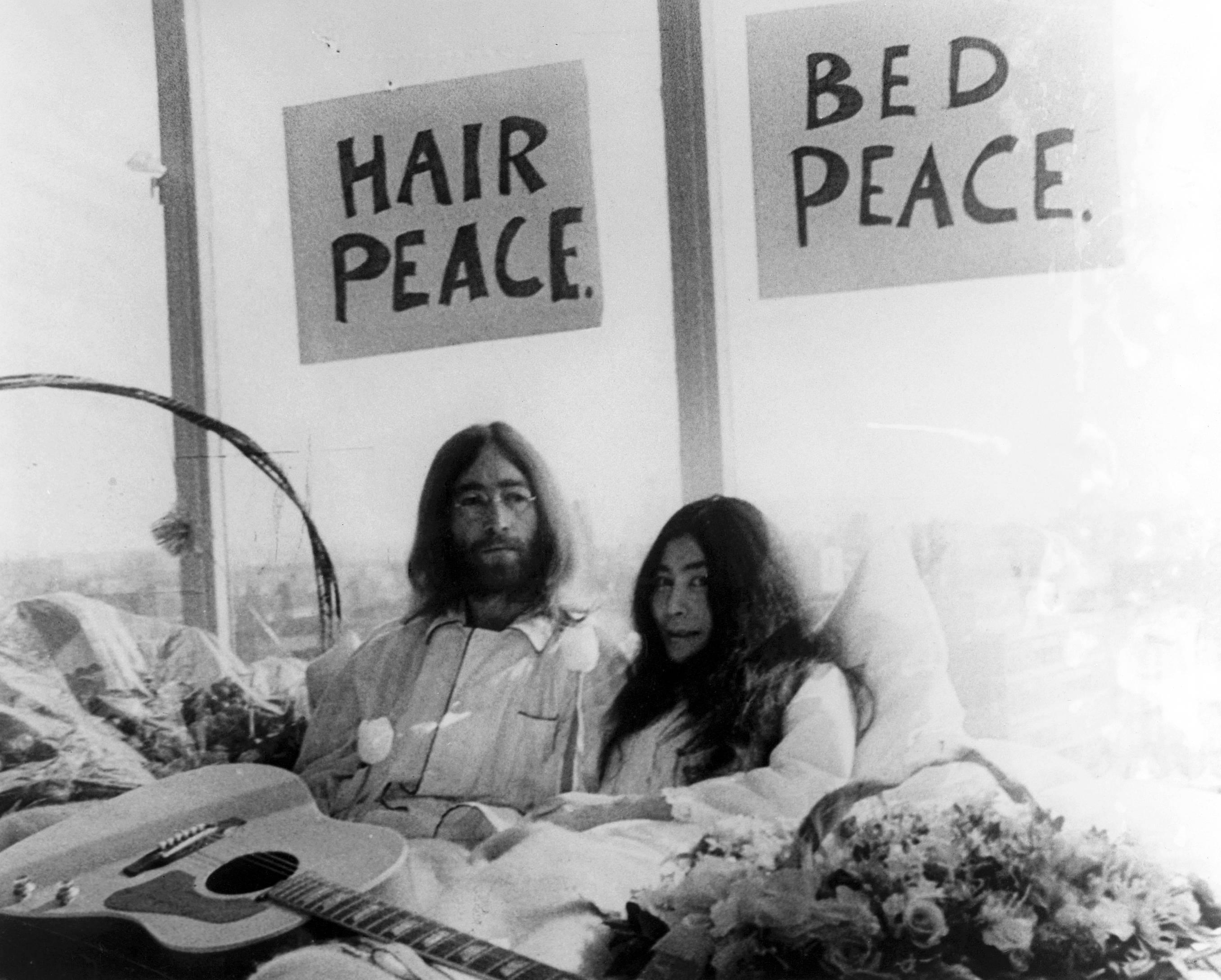 Pendant une semaine, Yoko Ono et John Lennon donnent des interviews depuis leur lit nuptial. [Getty Images - Rodgers-Redferns]